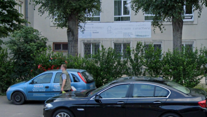 Atac cu armă albă, la o școală privată din Constanța