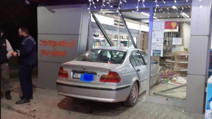 Un șofer beat a intrat cu mașina într-o stație PECO