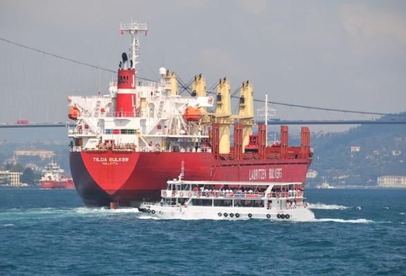 Turcia blochează în Marea Neagră navele cu petrol rusesc. Măsura ar putea da peste cap prețul țițeiului  