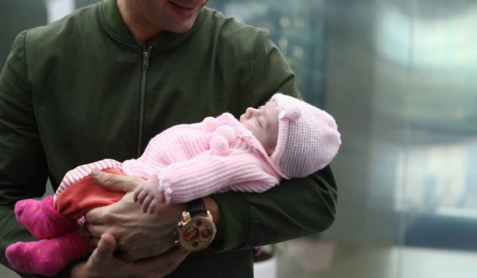 Tații vor avea dreptul la mai multe zile libere pentru îngrijirea copilului