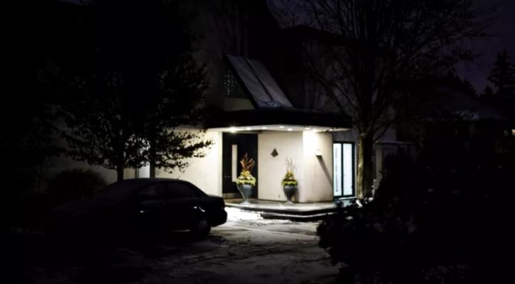 Fiul unor miliardari promite o recompensă de 35 de milioane de dolari pentru prinderea ucigaşilor părinţilor săi