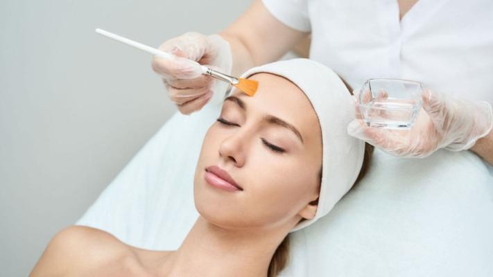 Peeling chimic: ce presupune şi cui i se recomandă?