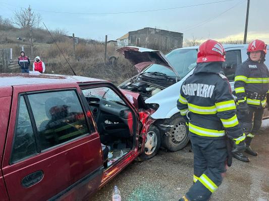 Coliziune între două automobile, la ieșire din Tulcea: două victime încarcerate! Video 