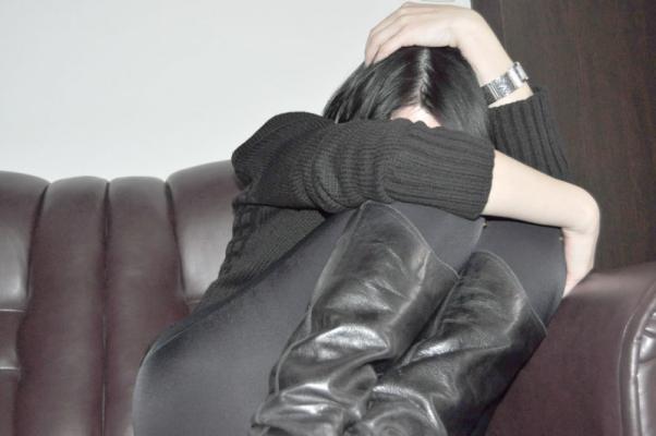 Femeie sechestrată şi constrânsă să întrețină relații sexuale în timp ce era filmată