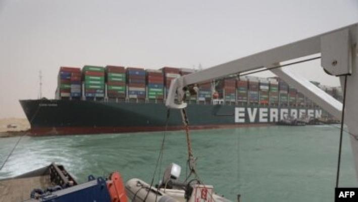 O navă care transportă cereale din Ucraina a eşuat pentru scurt timp în Canalul Suez