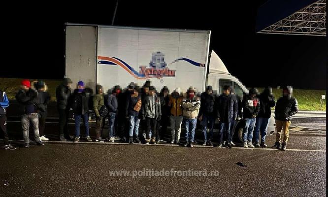 39 de cetăţeni străini ascunşi în două autoutilitare depistați la vamă