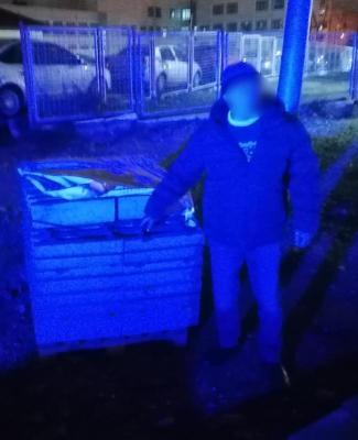 O mașină încărcată cu borduri furate a fost prinsă în trafic