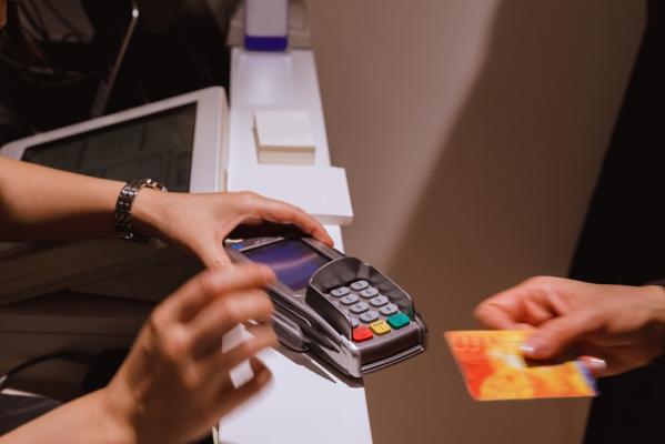 Cheltuielile făcute de consumatori cu cardul pentru bunuri, servicii şi experienţe sportive au crescut cu 37% în 2022