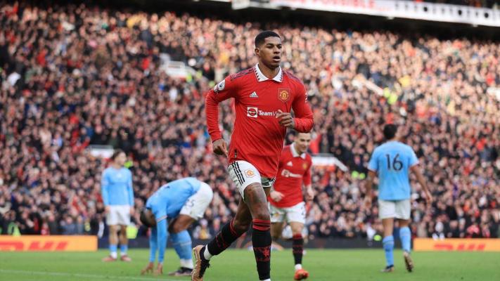 Manchester United, la un singur punct de rivala City după ce a întors scorul în derbiul orașului 