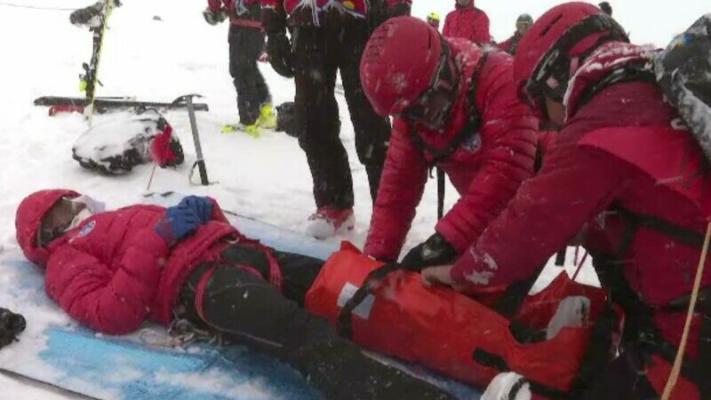 O persoană care a căzut pe gheață în masivul Ceahlău, evacuată de salvamontiști