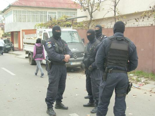 Proxenetul care și-a infectat, intenţionat, una dintre victime cu HIV ajunge în fața judecărilor