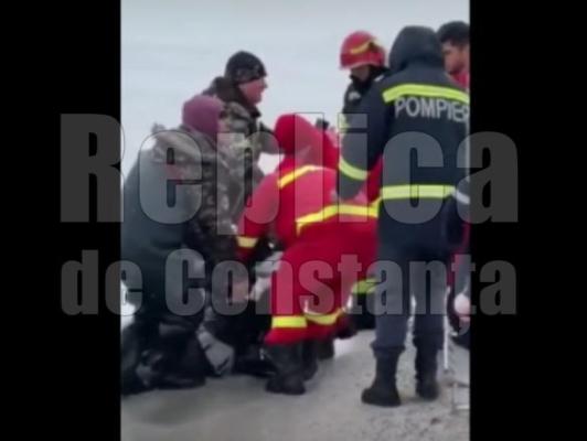 O femeie de 36 de ani, salvată din apele mării. Video