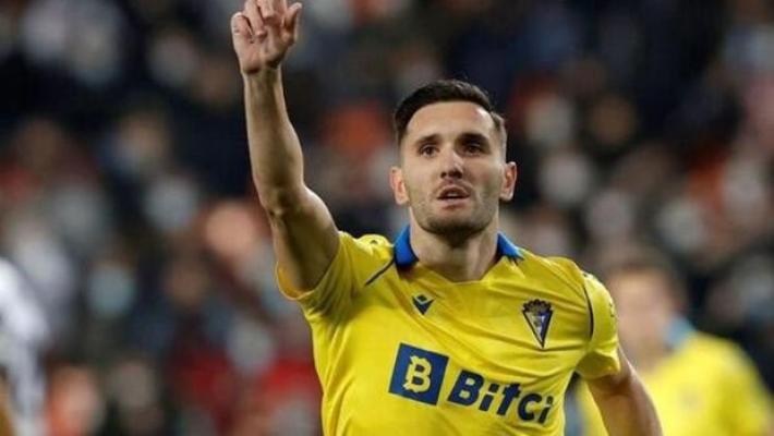 Fostul atacant al lui Arsenal Londra a plătit o sumă imensă pentru a juca în liga a treia din Spania 