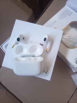 Căști Apple, posibil fake, reținute de inspectorii vamali constănțeni