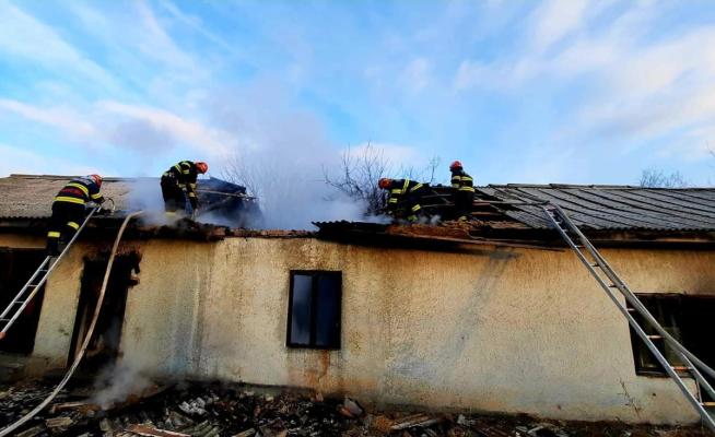 O clădire dezafectată de pe bulevardul Tomis a luat foc
