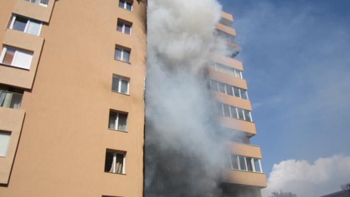 Zeci de persoane, evacuate dintr-un bloc cu 10 etaje din cauza unui incediu