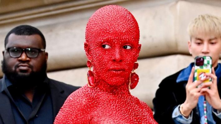 Doja Cat a uimit publicul la Săptămâna Modei din Paris cu o ținută nemaivăzută