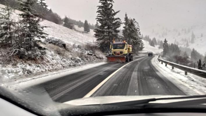Drumuri înzăpezite la munte: 100 de utilaje acţionează în Braşov