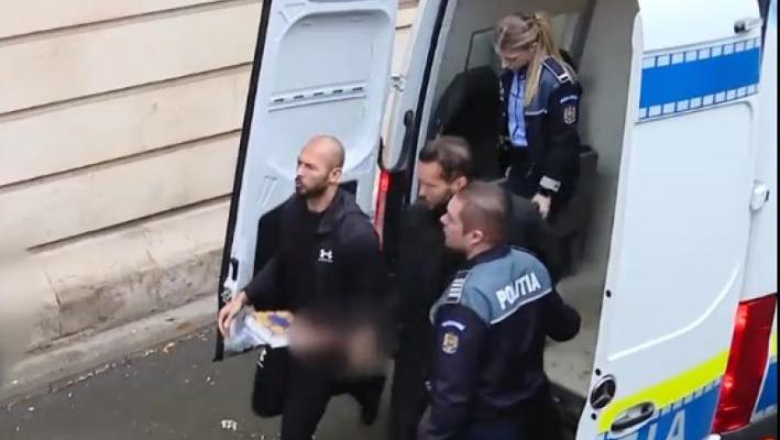 Andrew și Tristan Tate au fost aduși cu cătușe la instanță. Judecătorii vor decide dacă rămân în arest