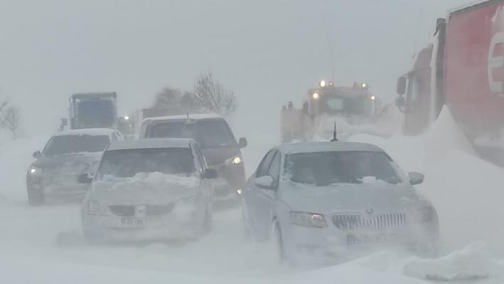 Mai multe drumuri din șase județe sunt închise din cauza zăpezii