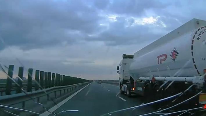 O bucată de asfalt de pe Autostrada Soarelui sparge parbrizul unei mașini! Video