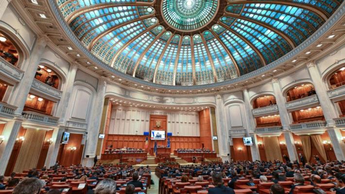 Speriați de “ucigașul tăcut”, aleșii își montează panouri solare în curtea Palatului Parlamentului 