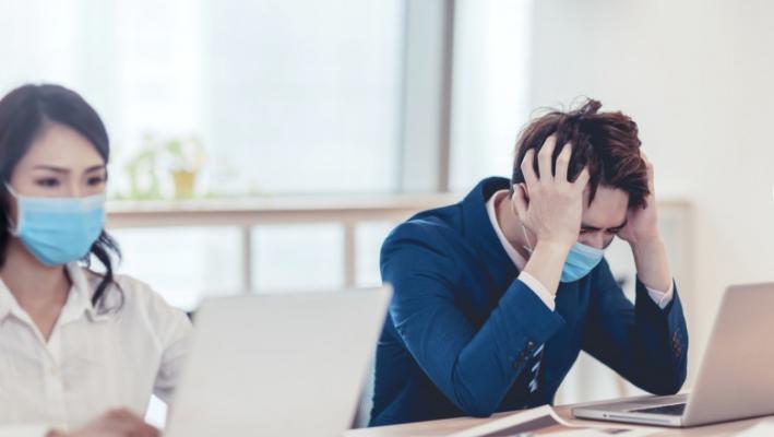 Studiu: Am devenit mai morocănoși și mai puțin încrezători. Cum ne-a schimbat pandemia