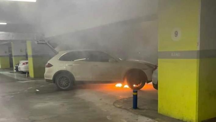 O mașină a luat foc în parcarea unui mall
