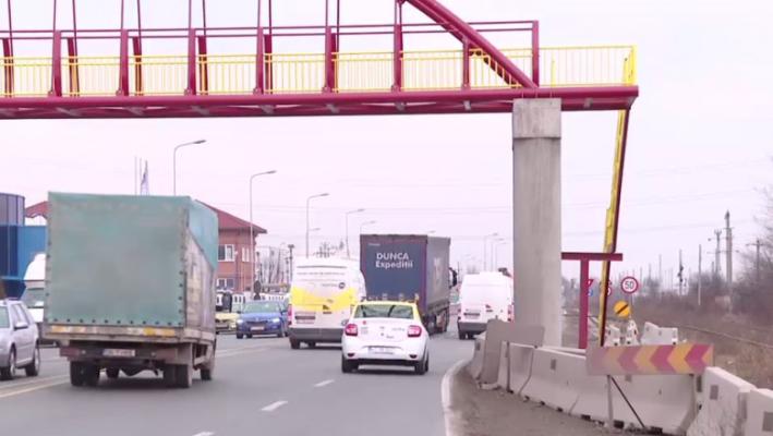 Pasarelă pietonală de coșmar: Nu are trepte și a fost și amplasată greșit