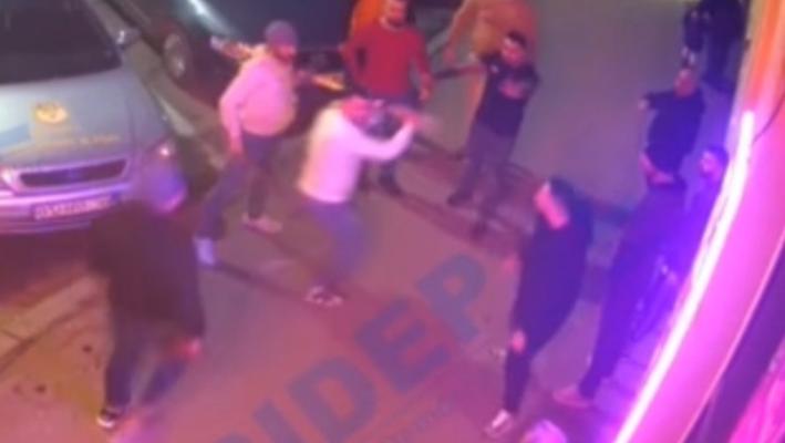 Bătaie cu topoare în stradă 