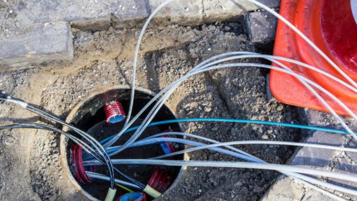 Doi brăileni au lăsat Spitalul Judeţean fără acces la telefon, după ce au furat cabluri