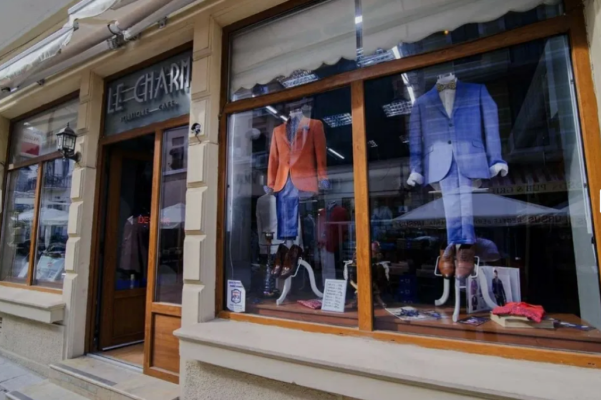 Un magazin de haine din Piața Ovidiu se vinde cu... 5.000 de lei!