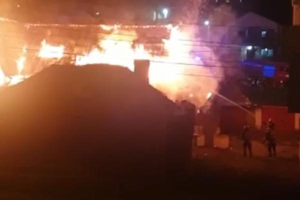 Incendiu puternic la o casă de pe strada Lupeni, din Medgidia. Video