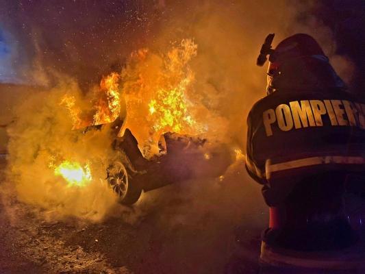 Un autoturism a ars ca o torță, în apropiere de Ovidiu
