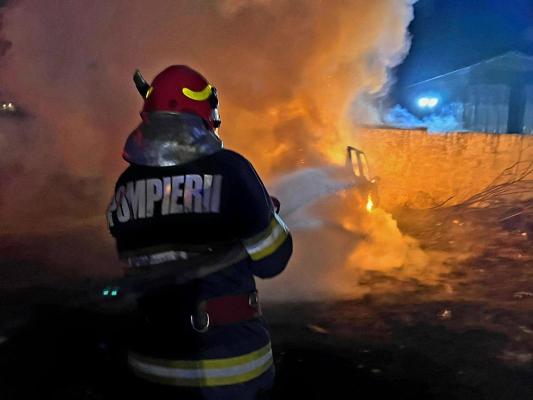 Un autoturism parcat la subsolul unui bloc din Mamaia Nord s-a făcut scrum. 13 persoane au fost evacuate