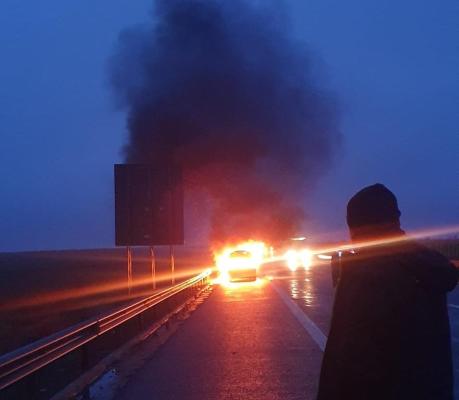 Un autoturism a luat foc, pe A4