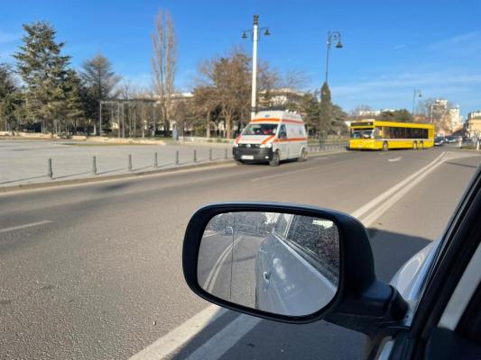 O persoană a căzut de pe skateboard, pe strada Traian 