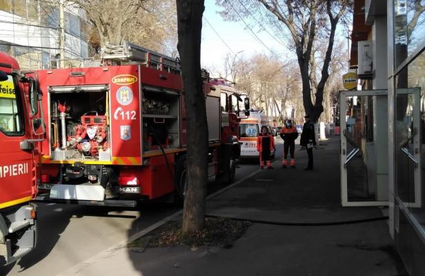 Clădire inundată cu fum, în Brăila