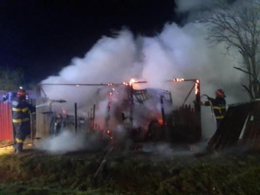 Incendiu izbucnit la o anexă gospodărească din localitatea Stejaru