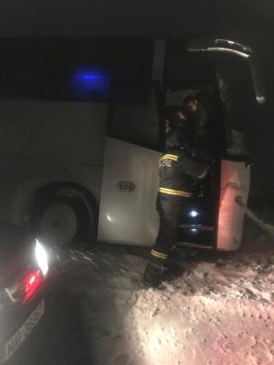 Autocar plin cu ucraineni ieșit în decor, în zona localității Cataloi. Video
