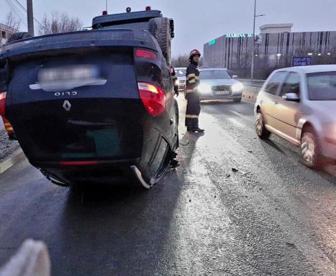 Un bărbat s-a răsturnat cu maşina în zona Hanul Piraților, din cauza poleiului. Video