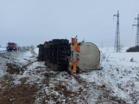 Cisternă, încărcată cu combustibil, răsturnată la ieșire din Slobozia