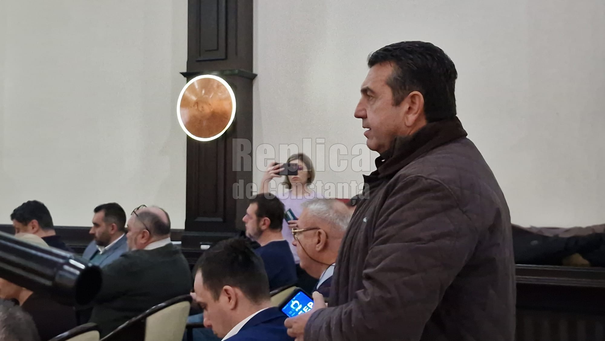 Claudiu Palaz s-a umflat in pene la sedinta de Consiliu Judetean. Video