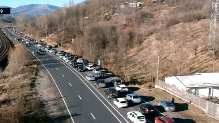 Atenție, șoferi! Se circulă în coloană la Comarnic şi Buşteni, pe ambele sensuri