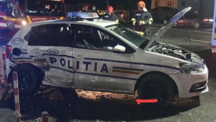 Doi polițiști aflați în misiune, răniți și încarcerați în autospecială după ce au fost loviți în trafic