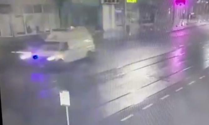 Un șofer beat a făcut prăpăd lovind în plin o ambulanță în misiune Video!