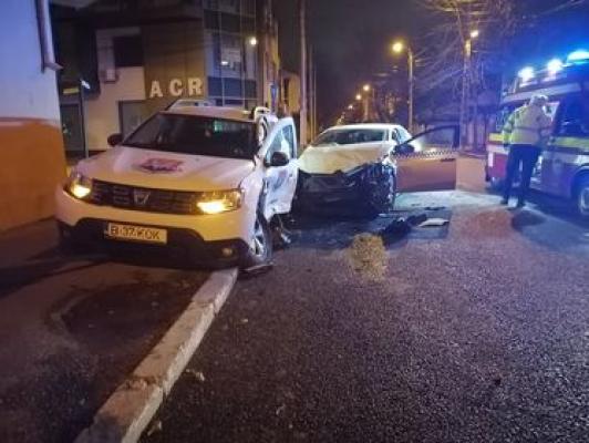 Coliziune între două autoturisme, pe strada Nicolae Iorga; un taxi implicat. Video