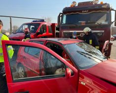 Un autocamion a intrat în coliziune cu un autoturism în Tulcea: două persoane necesită îngrijiri medicale Un autocamion a intrat în coliziune cu un autoturism în Tulcea: două persoane necesită îngrijiri medicale