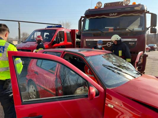 Accident rutier între un autocamion și un autoturism, la intrare în Vadu Oii