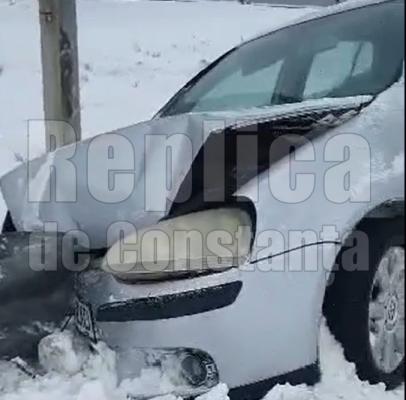 Un autoturism a intrat în parapet la ieșire din Ceamurlia de Sus